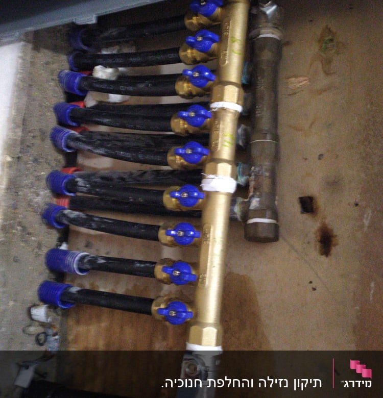 צינורות שחורים עם ברזים כחולים ואדומים